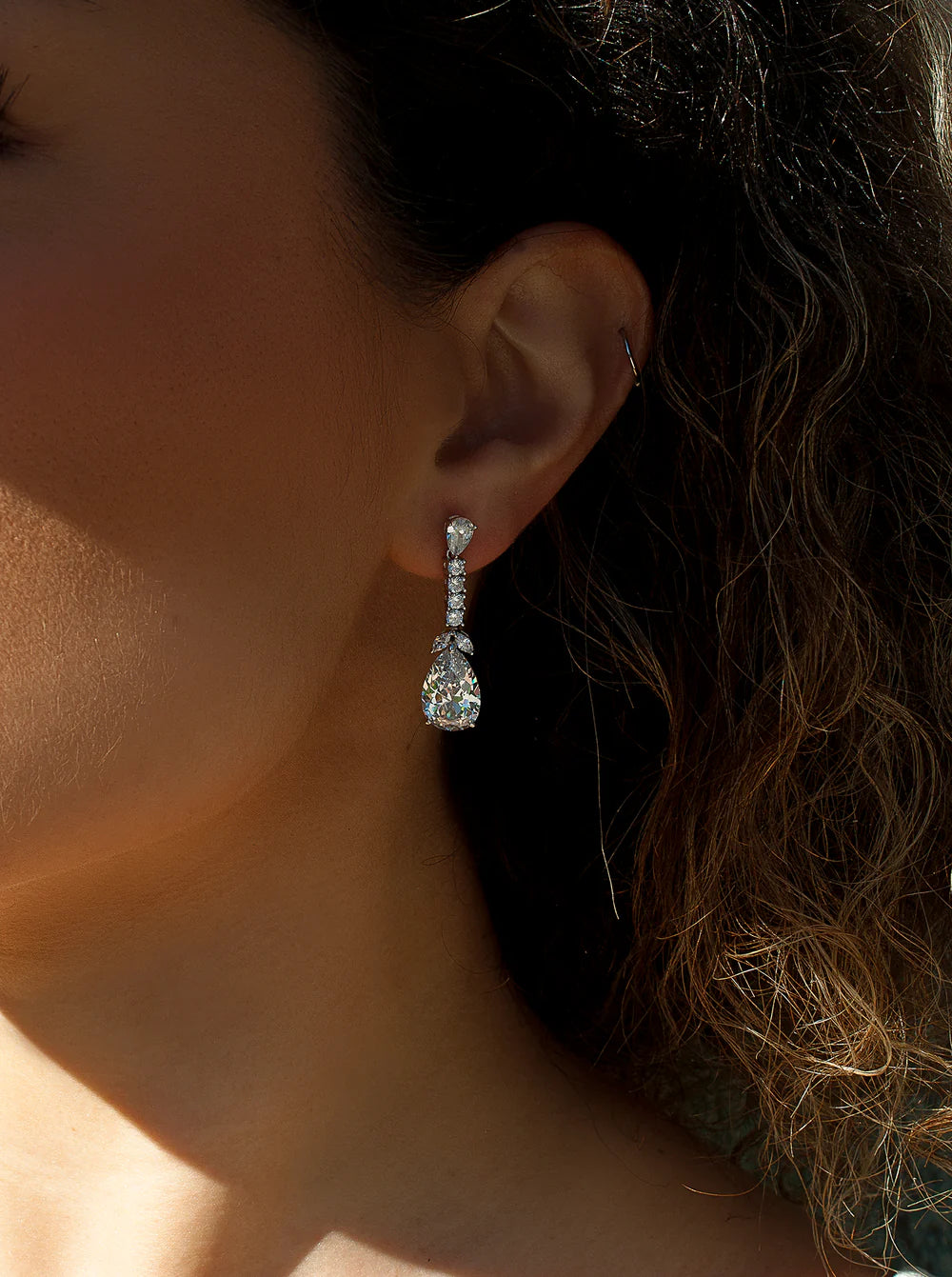 Lineargent Orecchini in argento con design a foglie e goccia in zirconi