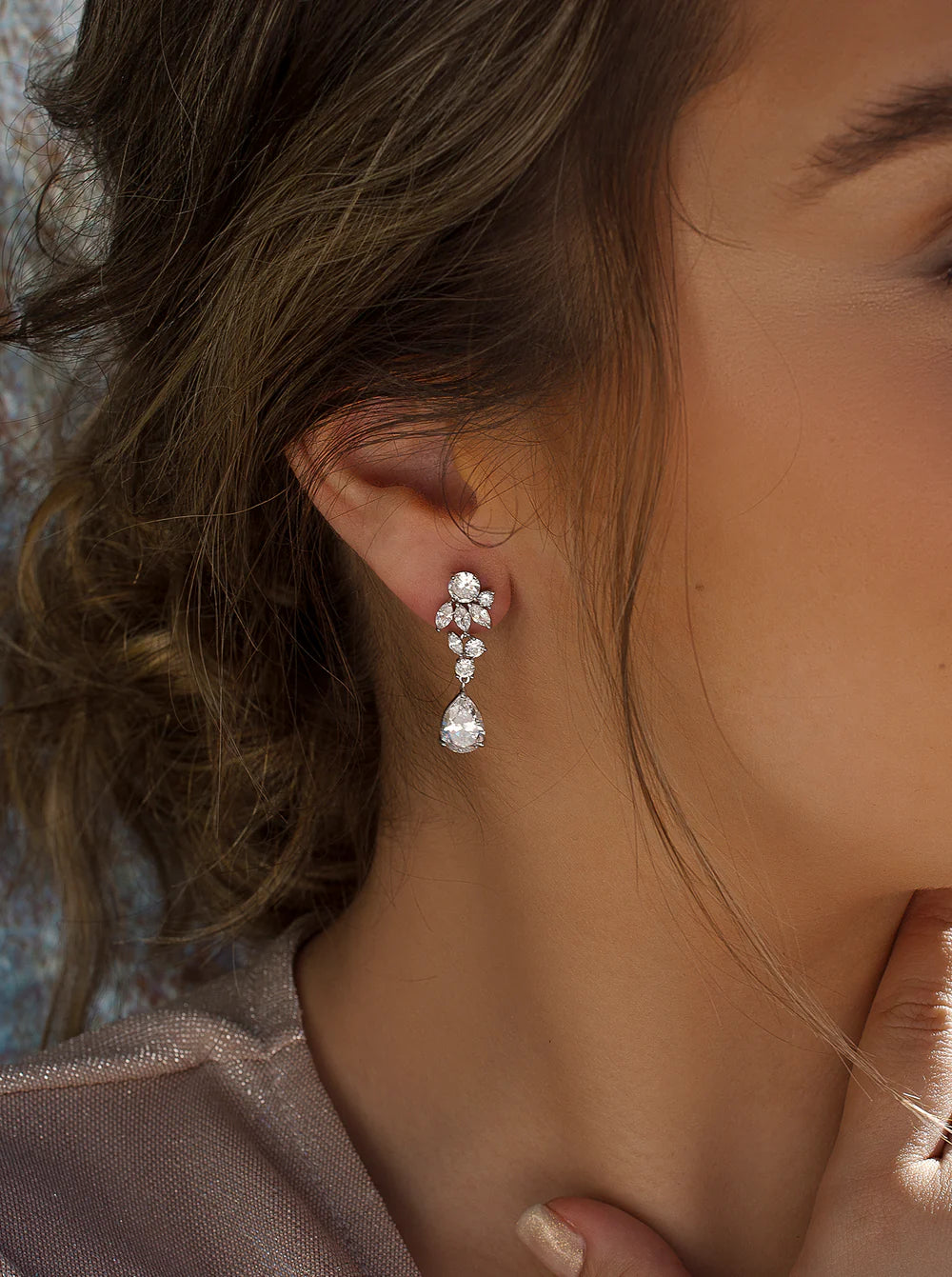 Lineargent Orecchini piccoli in argento con design floreale e zirconi