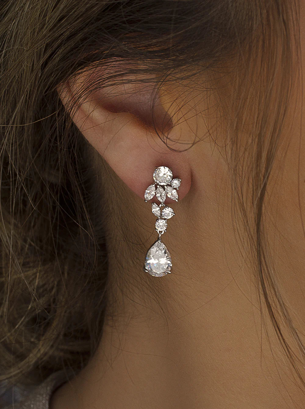 Lineargent Orecchini piccoli in argento con design floreale e zirconi