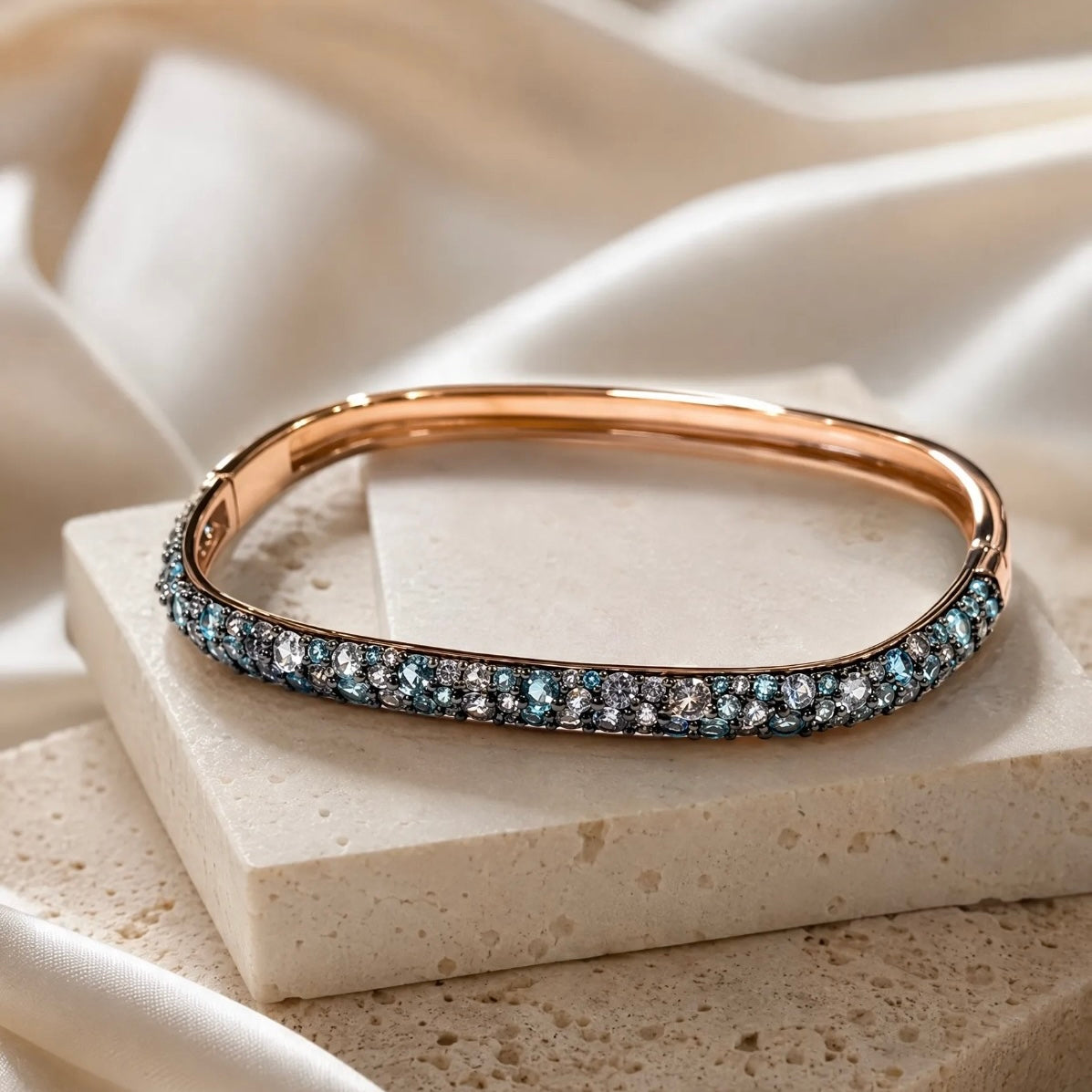 Idandi bracciale rigido in argento rosato con zirconi celesti
