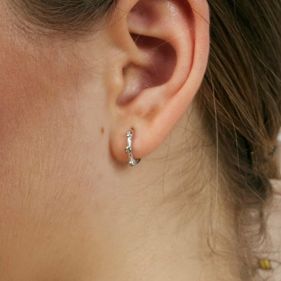 Lineargent orecchini a cerchio in argento con motivo tripla zirconia