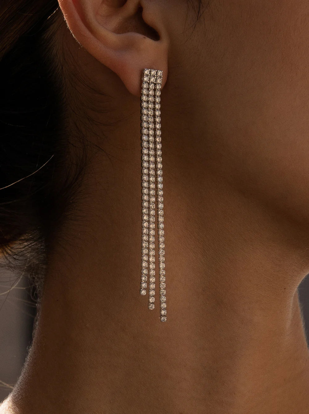 Lineargent Orecchini lunghi in argento con design di tre strisce irregolari in zirconi