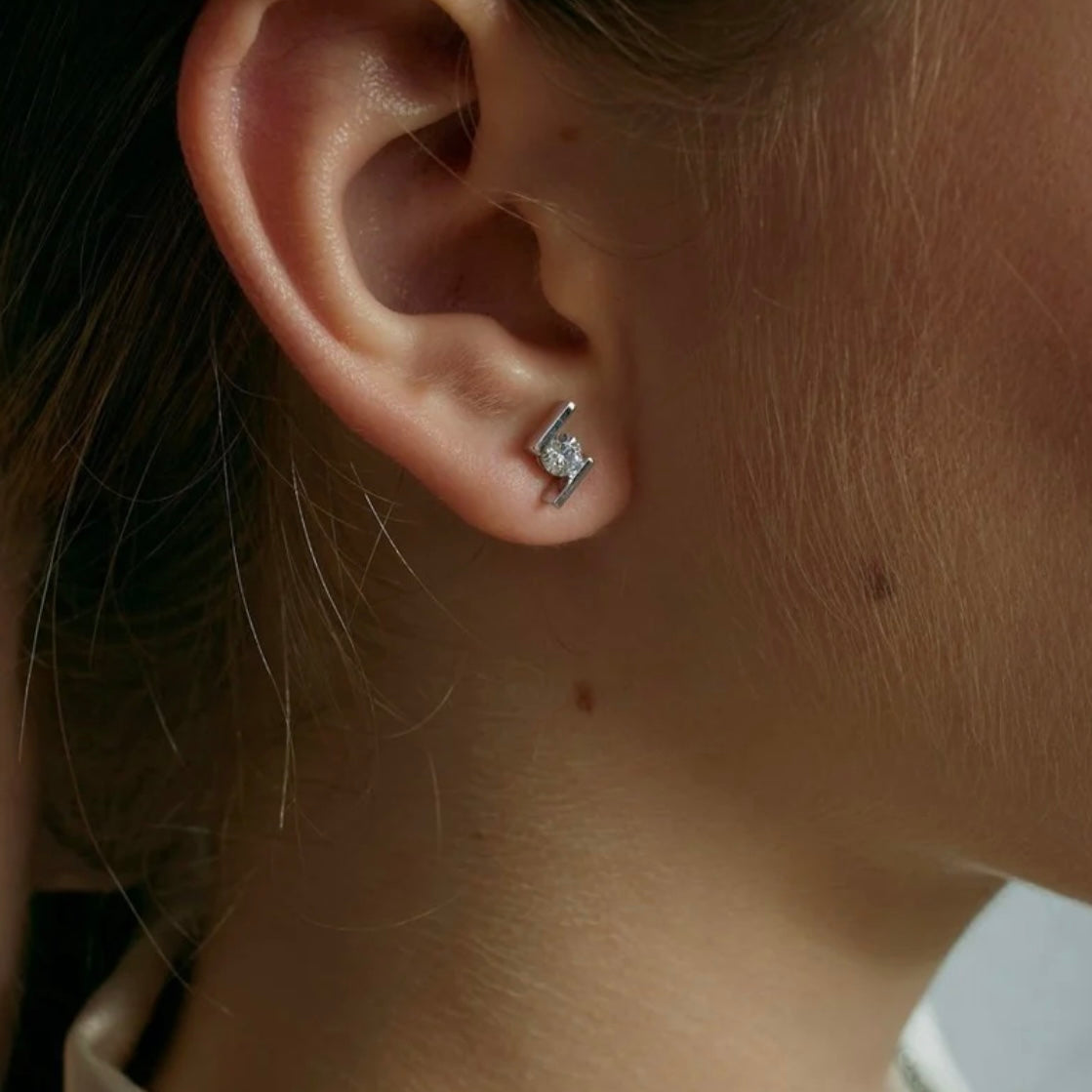 Lineargent orecchini scintillanti piccoli design irregolare con zircone centrale