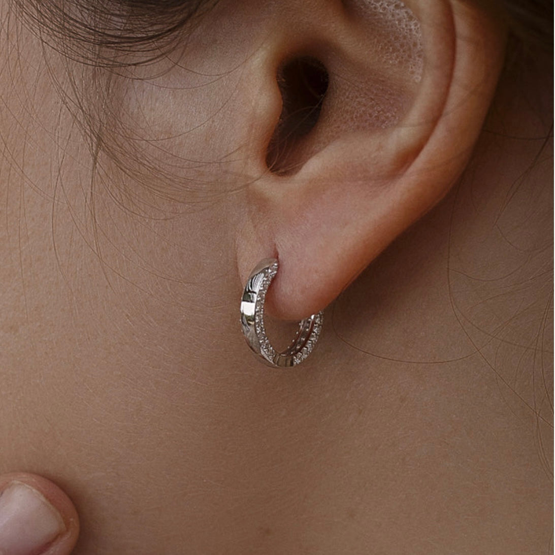 Lineargent orecchini a cerchio medi con mini zirconi sui lati