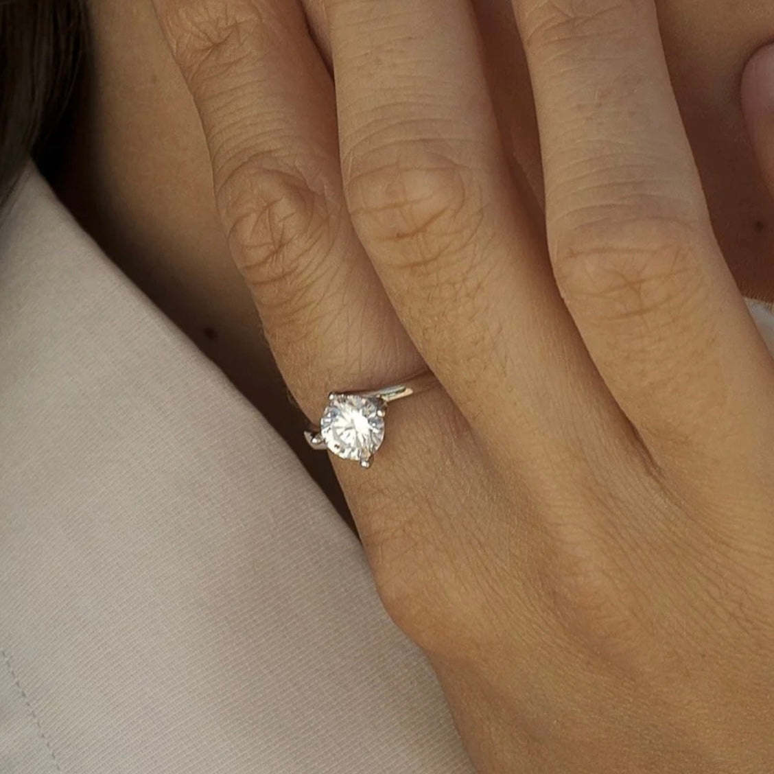 Lineargent anello solitario dal design curvo con zirconia centrale