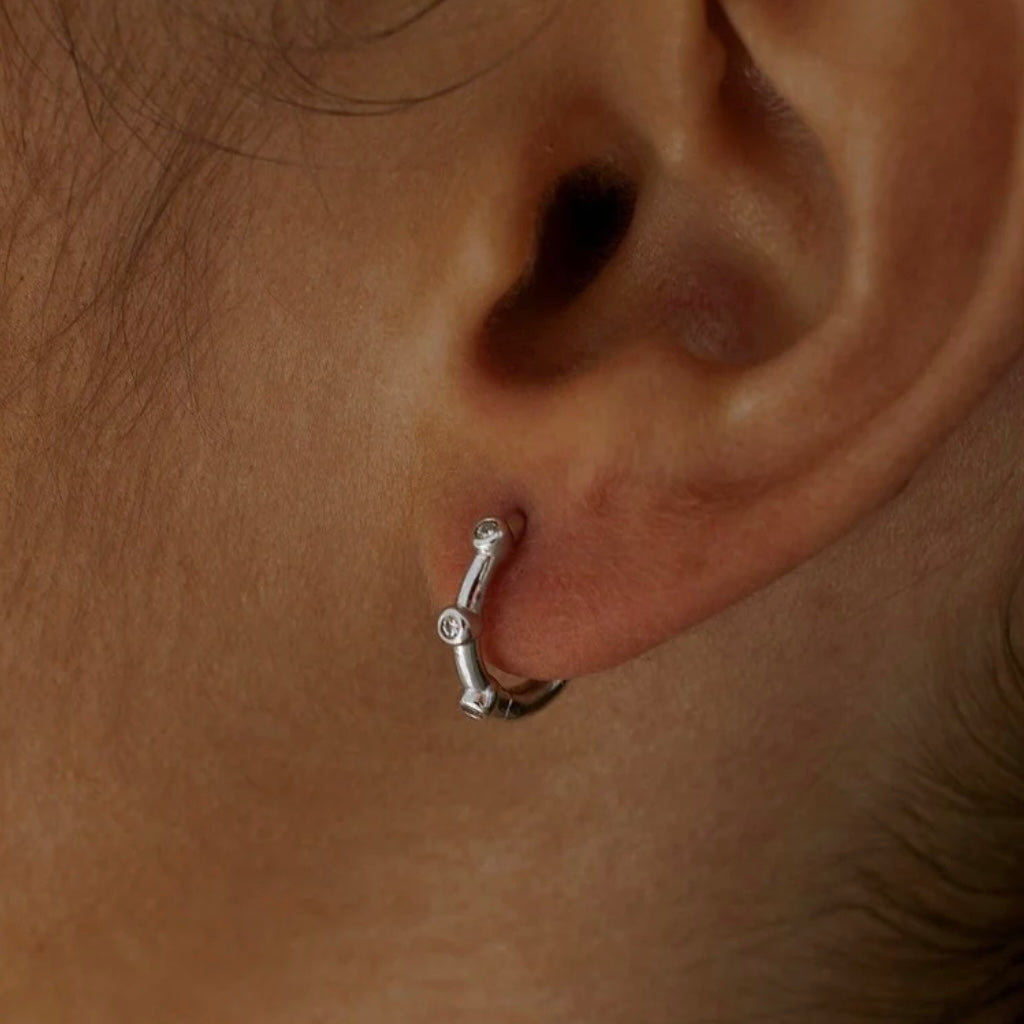 Lineargent orecchini a cerchio in argento con motivo tripla zirconia