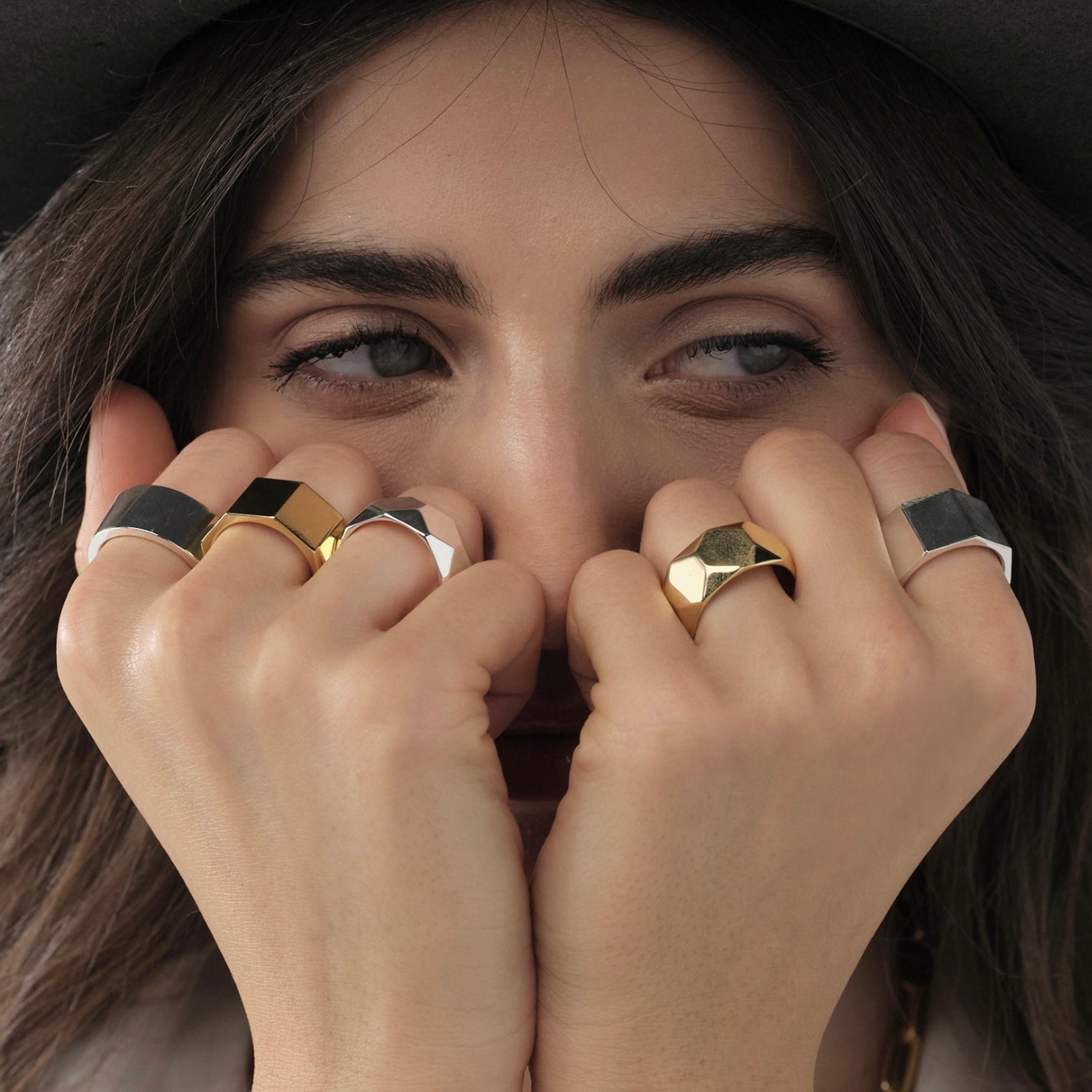 Anello dorato a fascia