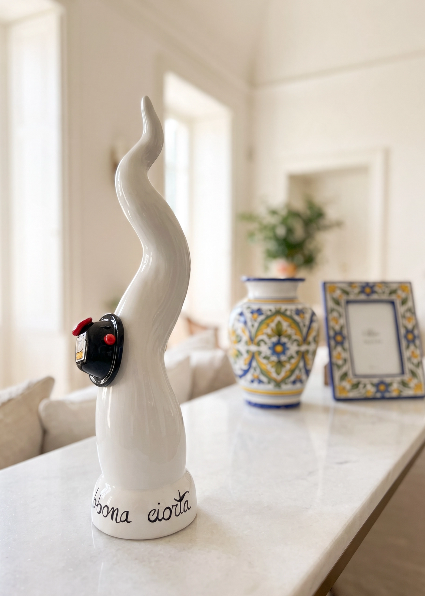Corno in Ceramica Bianca – Modellato a Mano | 39 cm | “Cu na bbona ciorta”
