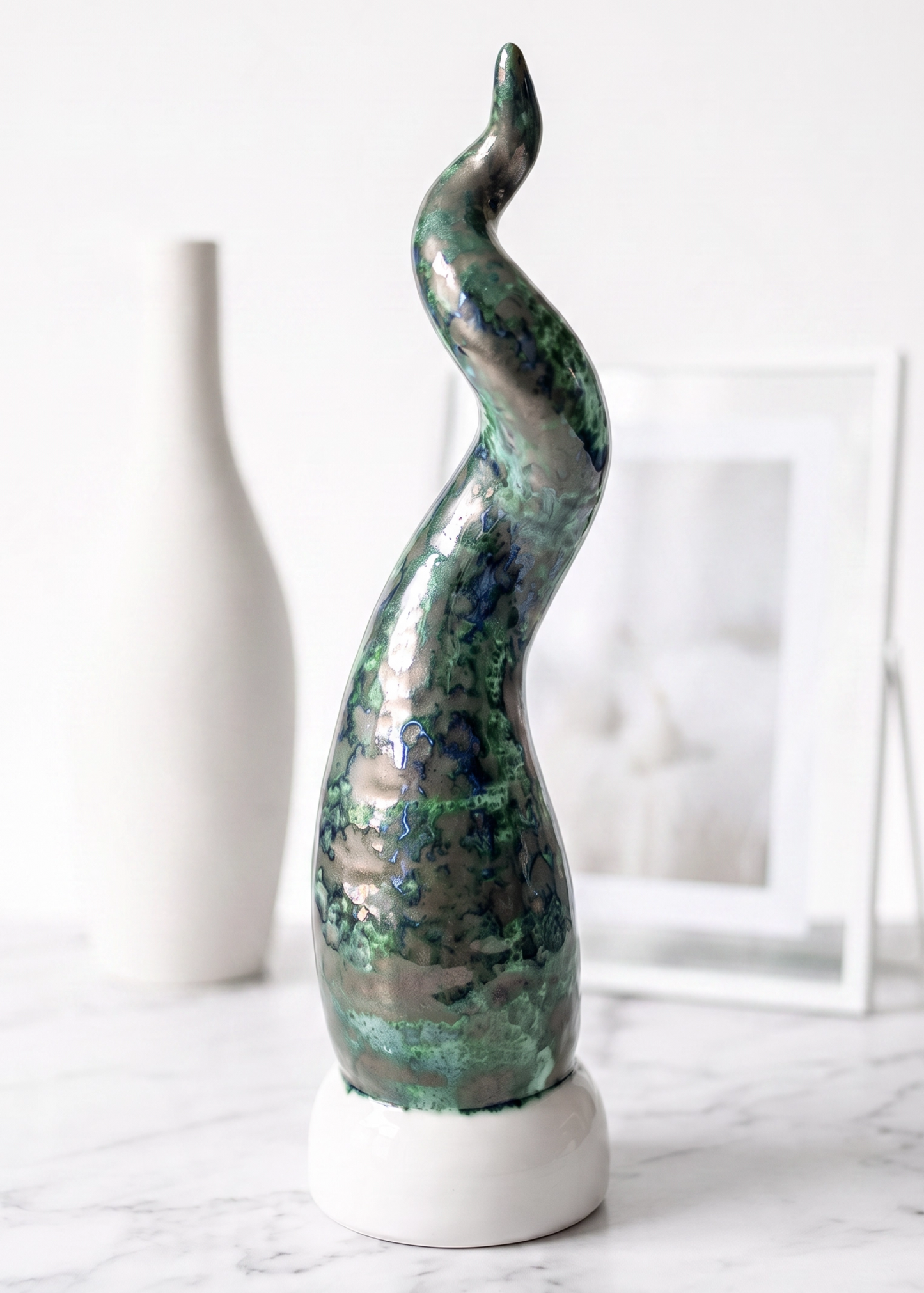 Corno in Ceramica Verde Petrolio – Modellato a Mano | 39 cm