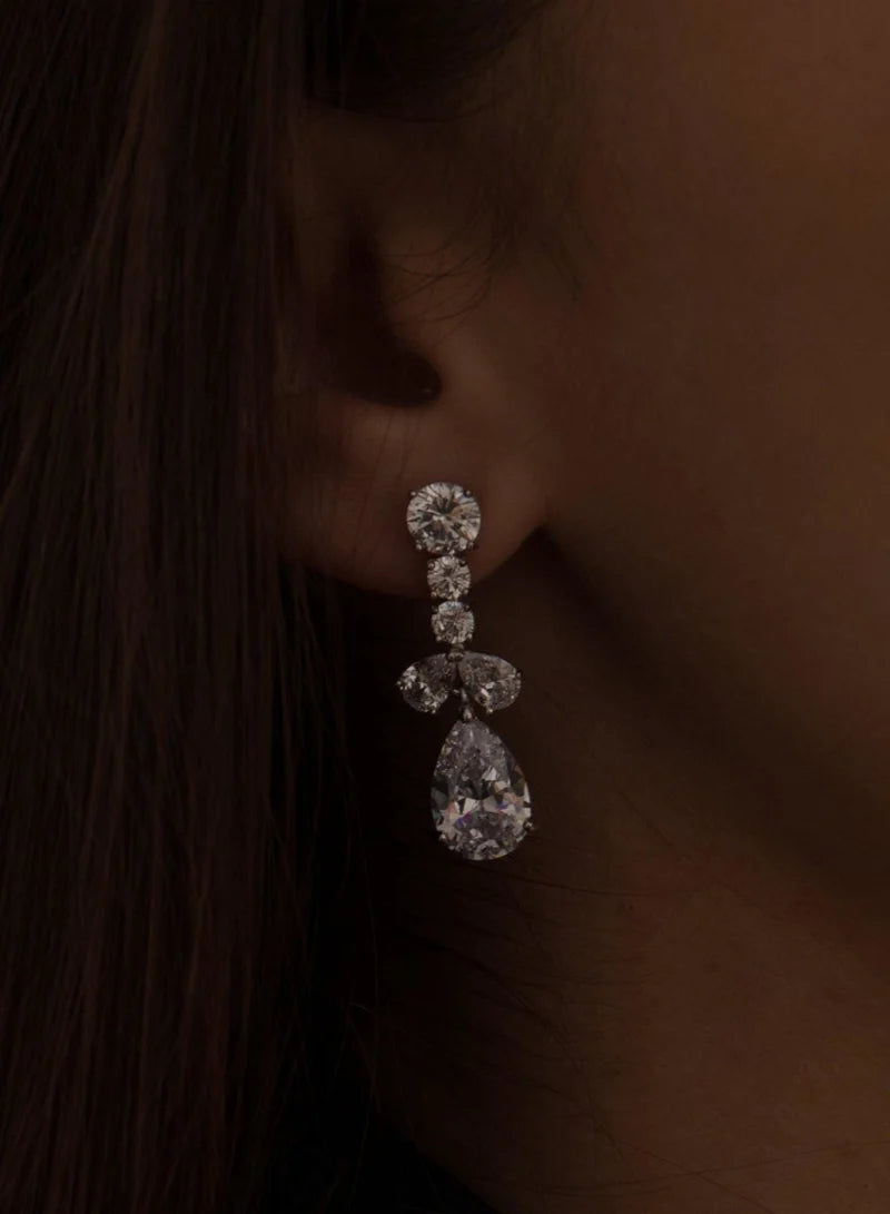 Lineargent Piccoli orecchini in argento classici con goccia in zirconi