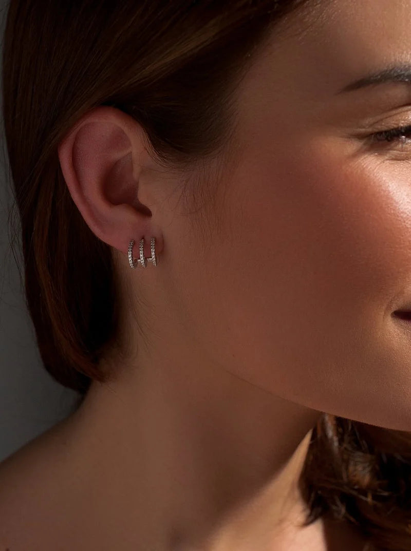 Lineargent Orecchini in argento con design a binario curvato in zirconia