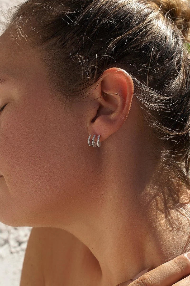 Lineargent Orecchini in argento con design a binario curvato in zirconia