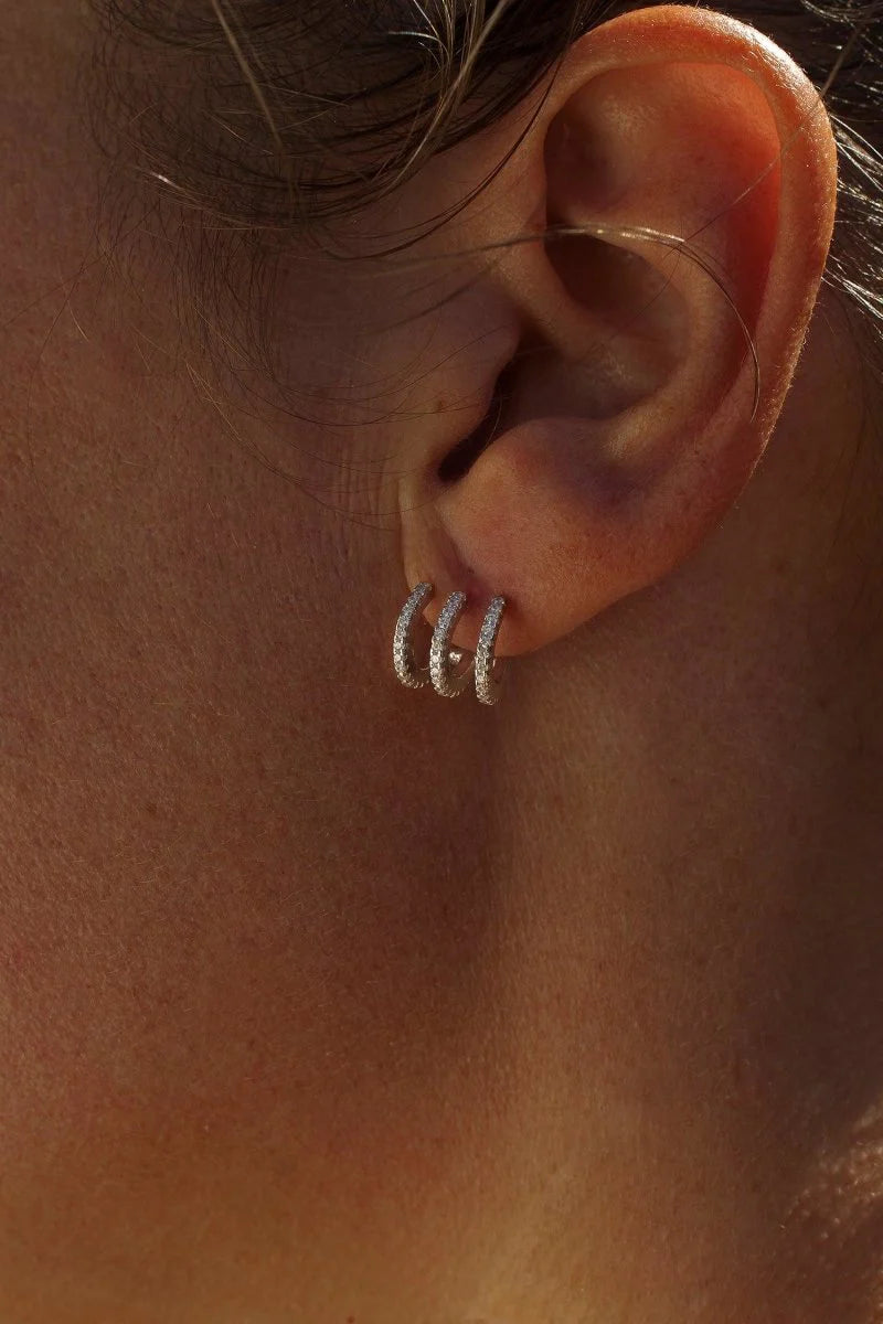 Lineargent Orecchini in argento con design a binario curvato in zirconia
