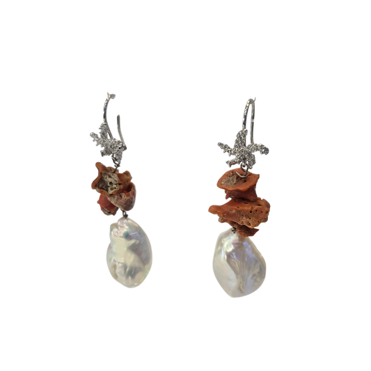 Orecchino in Corallo Mediterraneo Spezzato, Argento 925 e Perle Barocche – Lavorazione Artigianale