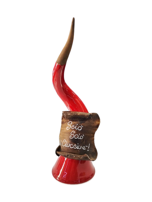 Corno in Ceramica Rosso con Pergamena – “Sciò Sciò Ciucciùè”