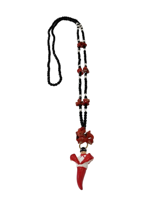Collana Lucky Stone – Onice Nero e Spezzati di Corallo con Pulcinella in Resina – 60 cm