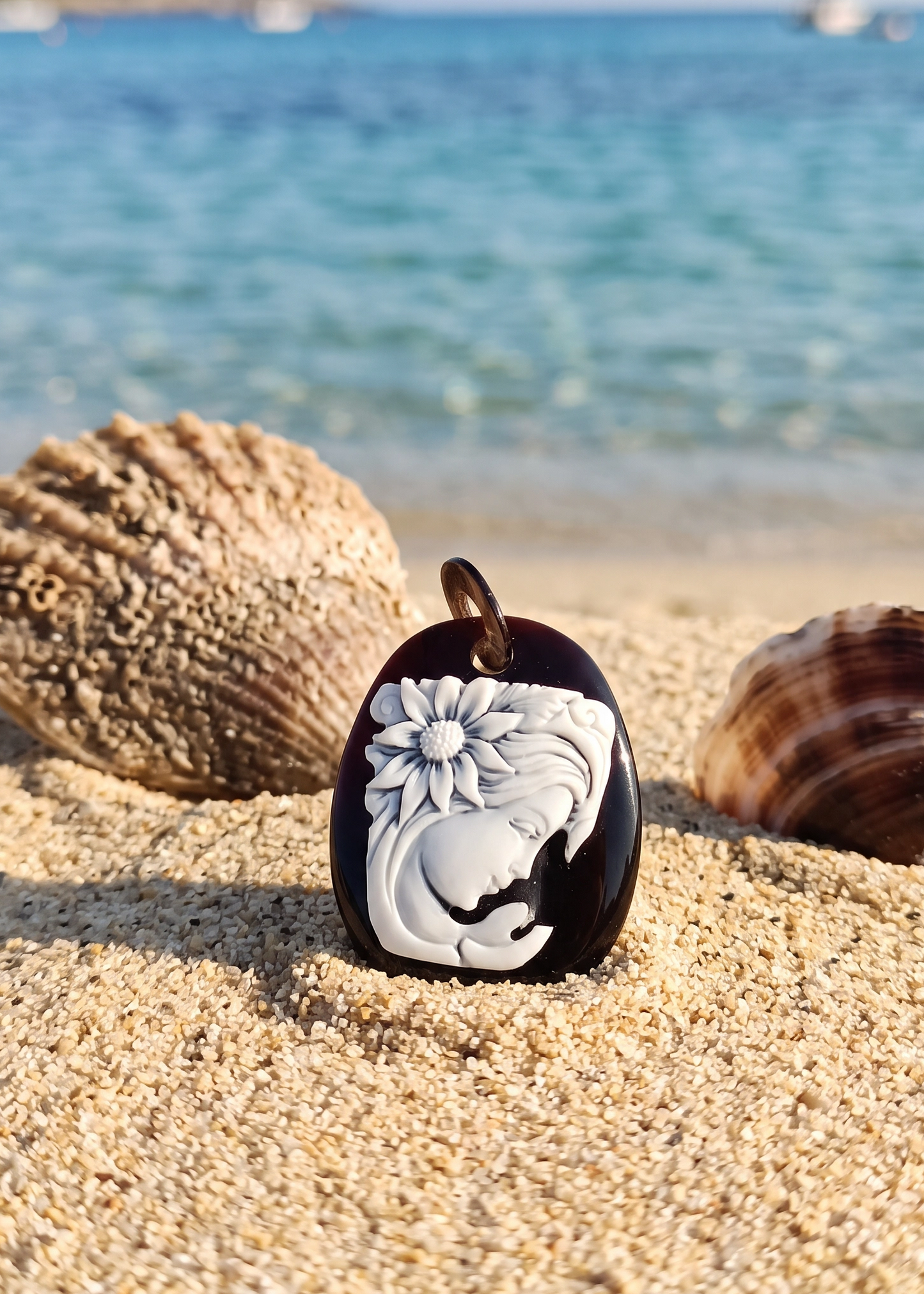 Cameo in Conchiglia Sardonica 45 mm  sfioccato con base di Pinna Oceanica mm 60