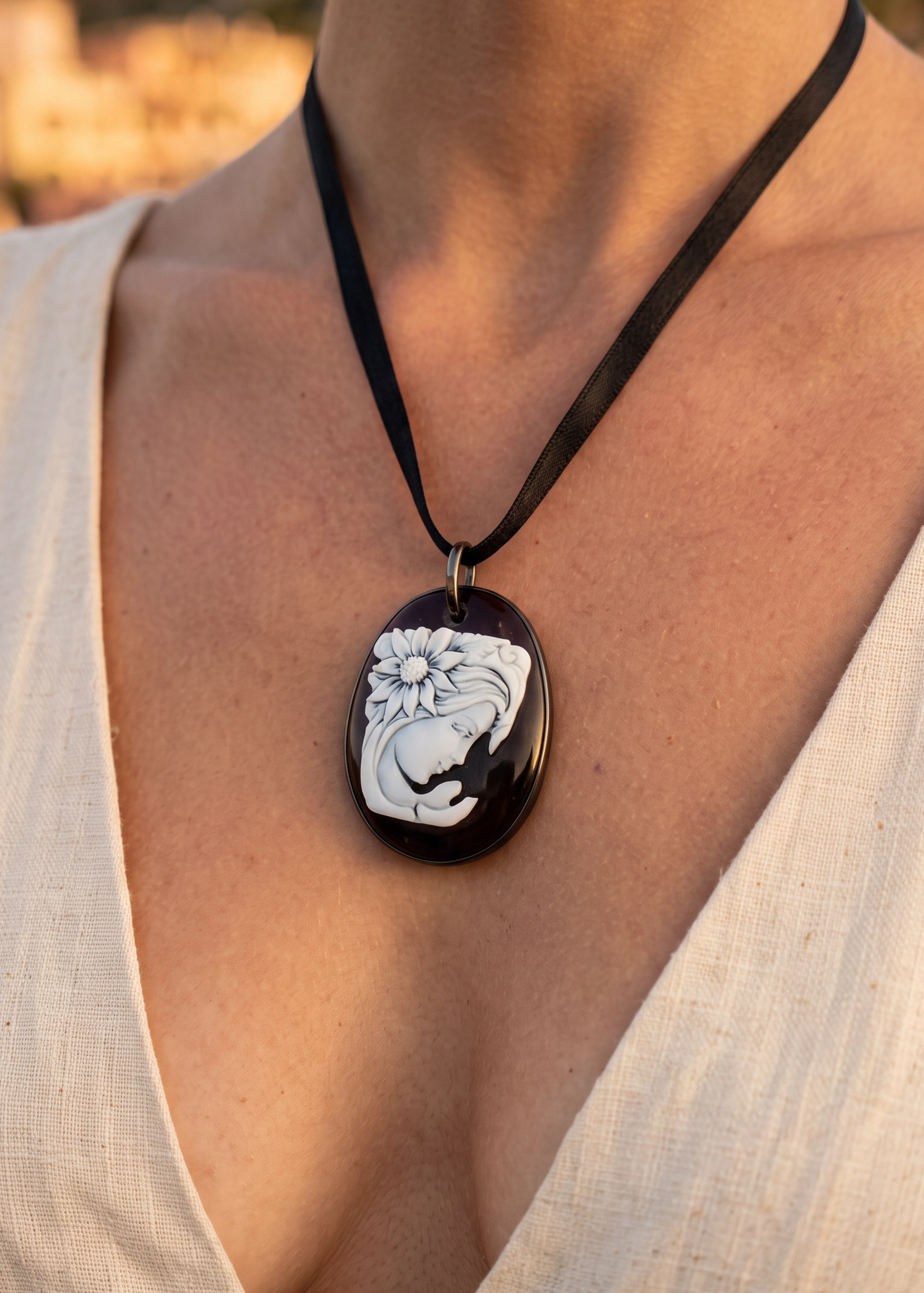 Cameo in Conchiglia Sardonica 45 mm  sfioccato con base di Pinna Oceanica mm 60