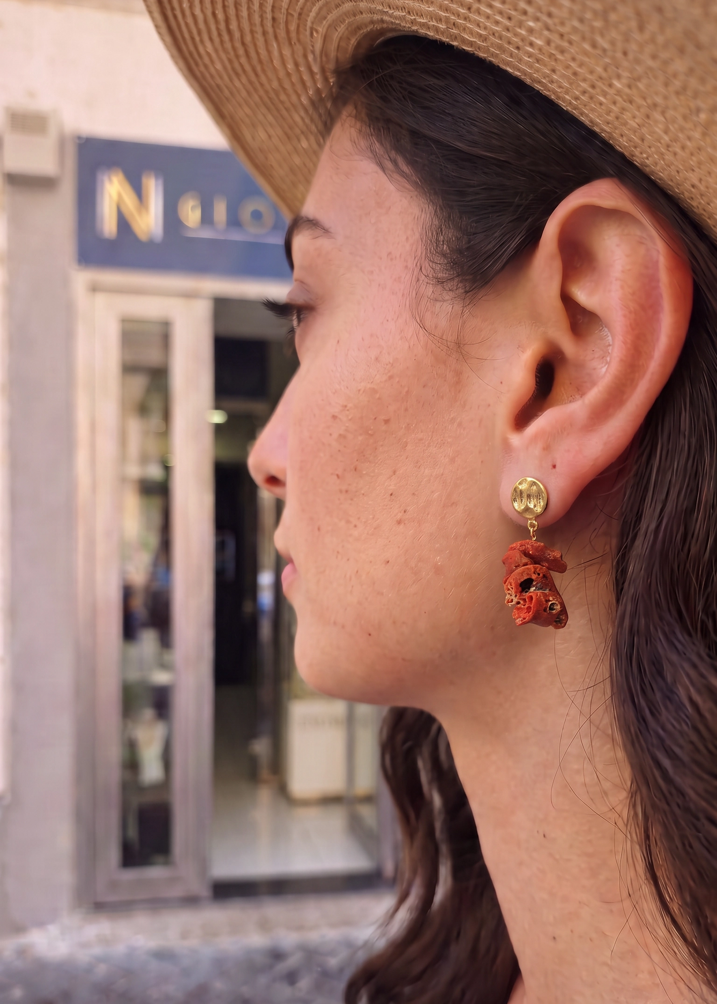 Orecchino in Corallo Mediterraneo Spezzato – Argento 925 Dorato Tondo, Lavorazione Artigianale