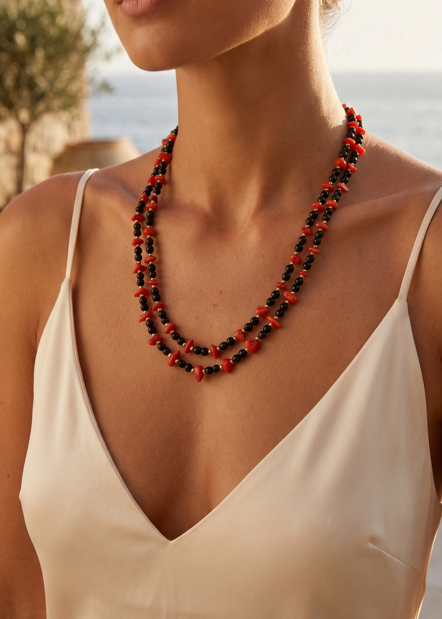 Collana a 2 Fili in Corallo Mediterraneo Spezzato e Onice – Argento 925 Dorato (60 cm)