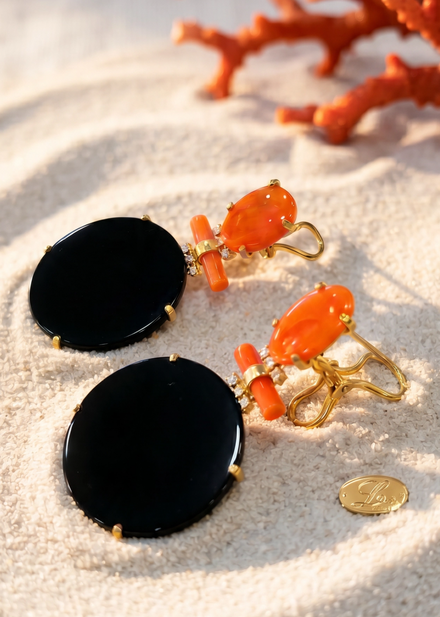 Orecchino in Corallo Mediterraneo, Disco in Onice e Zirconi – Argento 925 Dorato