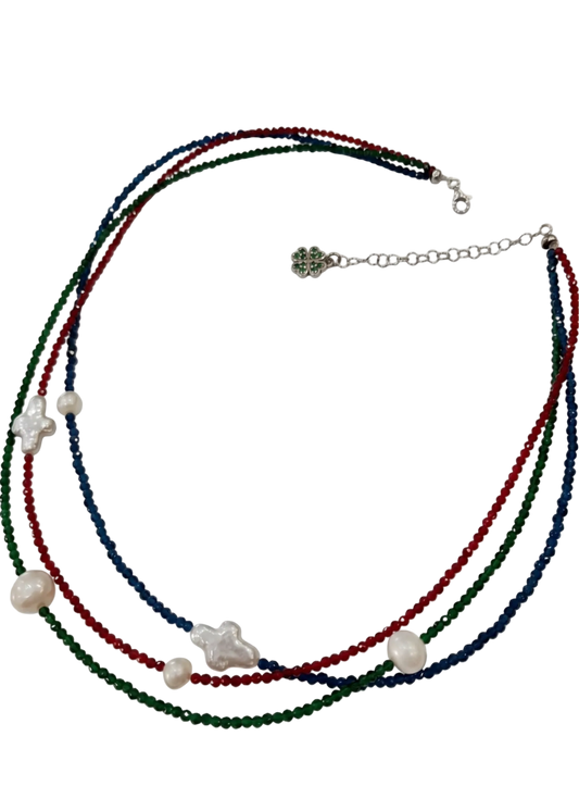 Collana Lucky Stone – Cristalli Smeraldo, Zaffiro e Rubino, Perle d’Acqua Dolce e Argento 925